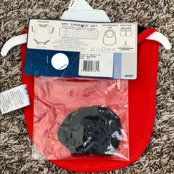 Trailblazers bib and booties - Picture 2 of 2